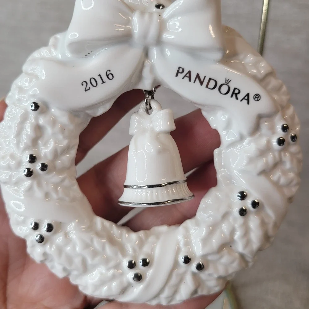 Pandora 2016 Limited Edition Jared Wreath Christmas Ornament White Ceramic RARE